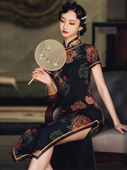 Classic long black qipao in silk fabric
