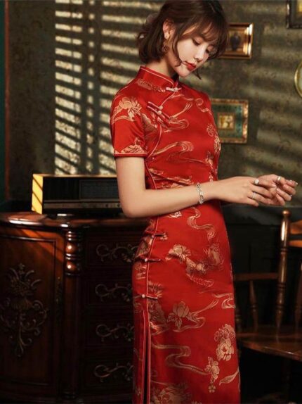 Red cheongsam wedding dress in Chinese retro style with short sleeves and artificial silk fabric
